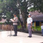 KAPOLSEK GELUMBANG IPTU RENDY NOVRIADY JADI PEMBINA UPACARA BENDERA DI SMAN 1 GELUMBANG