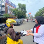 Direktorat Reserse Narkoba Polda Sumsel di Bulan Ramadan Berberbagi Takjil Ke Pengguna Jalan Di depan  Mapolda Sumsel 